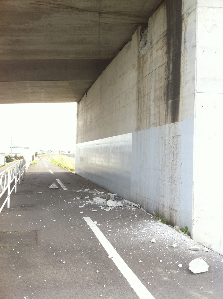 2011年4月8日宮城野大橋の七北田川右岸橋脚下自転車道。4月7日余震によるブロック隗落下