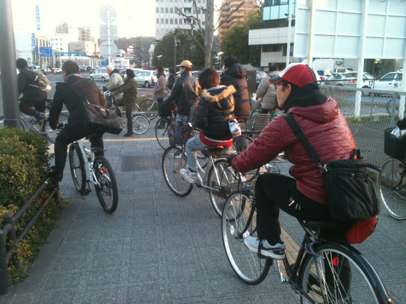 ガソリン不足の中、街中は自転車で移動する人が増加