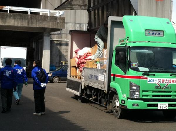 2011年3月23日仙台青年会議所が卸町で救援物資の積み込み中