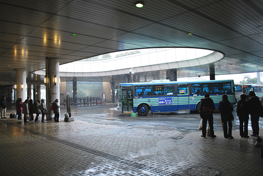 泉中央駅のバスロータリー