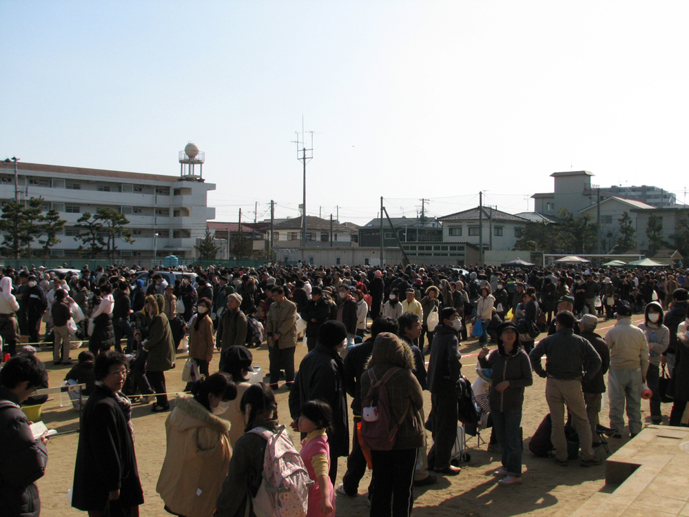 避難所の東仙台中学校で給水を求め、6時間の列