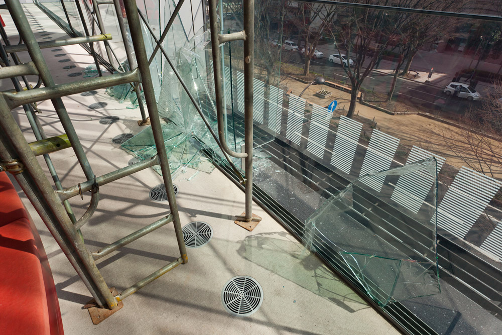 3階南面の破損したガラス