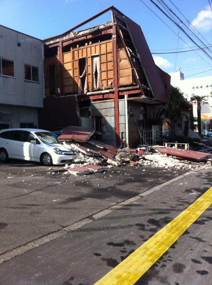 壁面が崩れた老舗洋食店