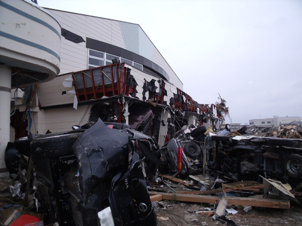 中野小学校_10_津波によって被災物が押し寄せた体育館