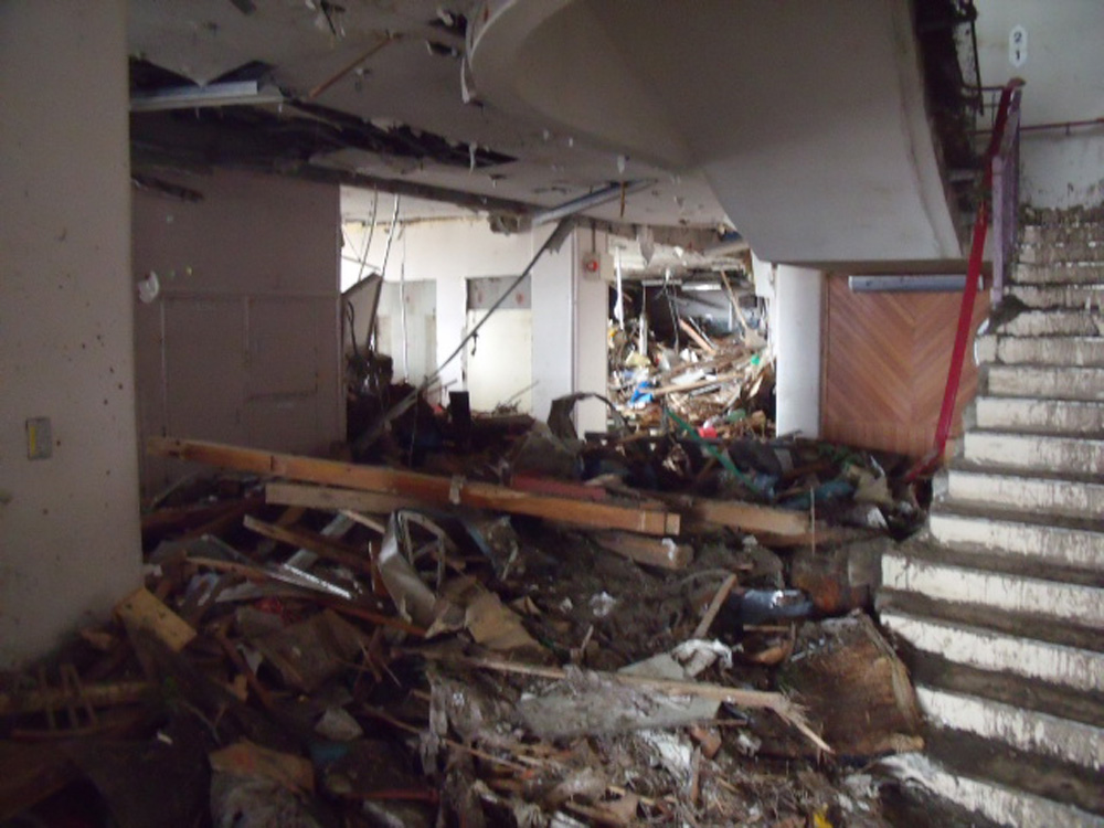 中野小学校_4_校舎1階の内部に入り込んだ被災物
